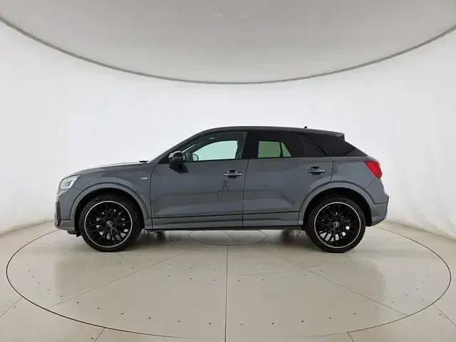 Usata Audi Q2 Ambiente 150 CV (110 kW) 2023 Grigio daytona perlato SUV
