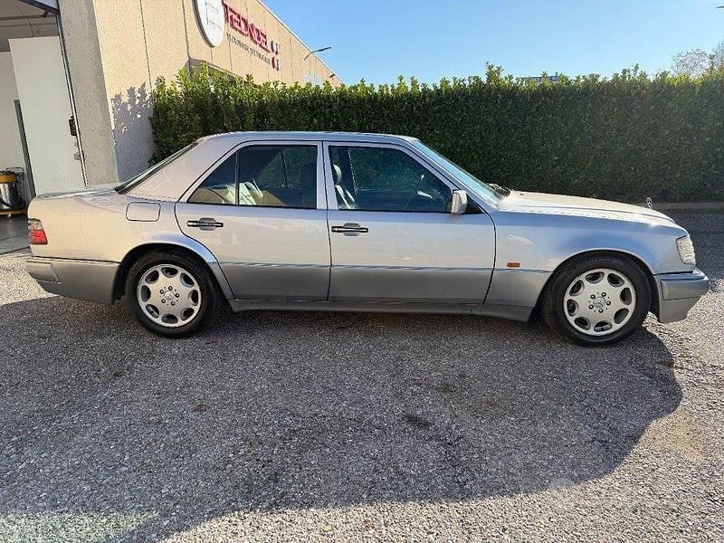 Usata Mercedes E500 320 CV (235 kW) 1994 Grigio Berlina