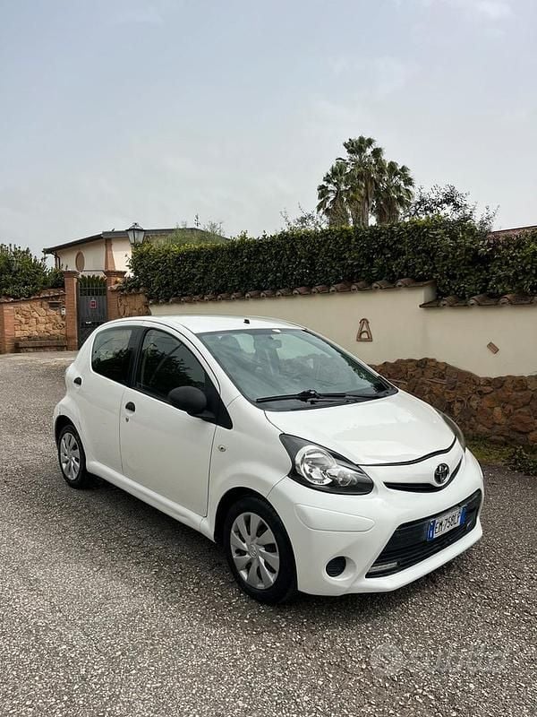 Usata Toyota Aygo 68 CV (50 kW) 2013 Bianco Utilitaria