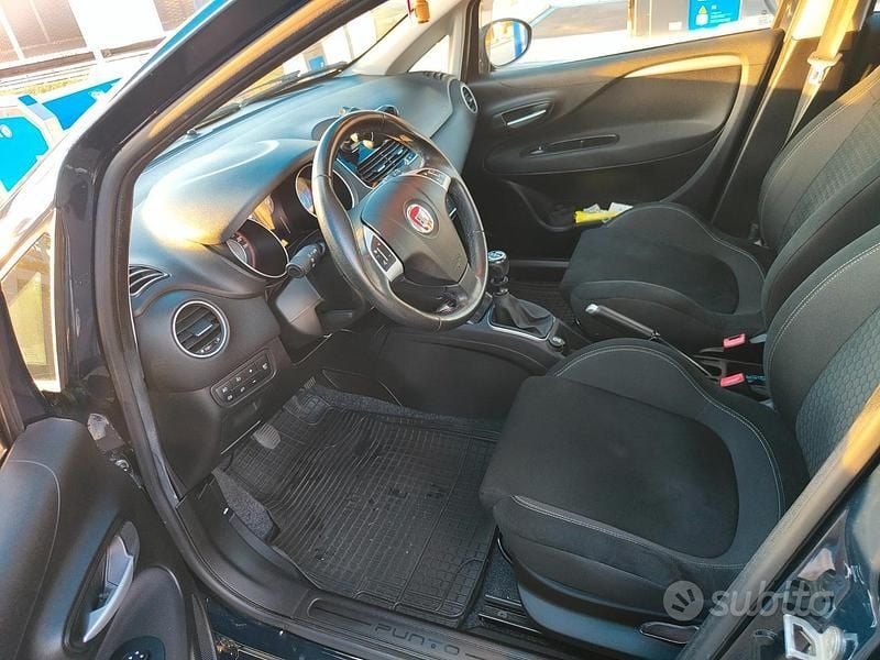 Usata Fiat Punto 77 CV (56 kW) 2016 Blu Berlina
