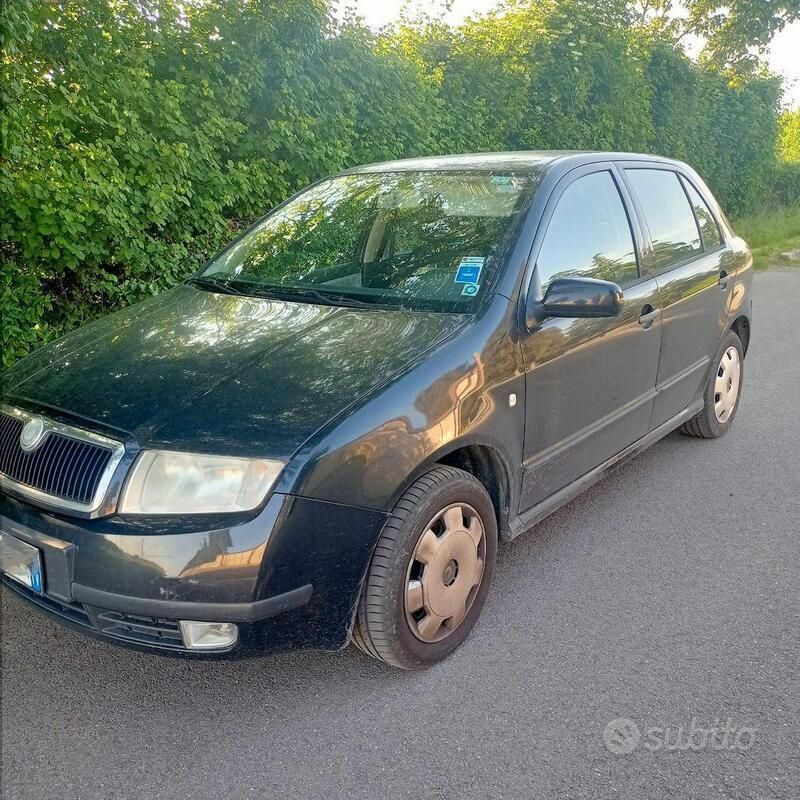 Nero Usata 2003 Skoda Fabia Comfort Due volumi | 1900 € - Immagine 1/4