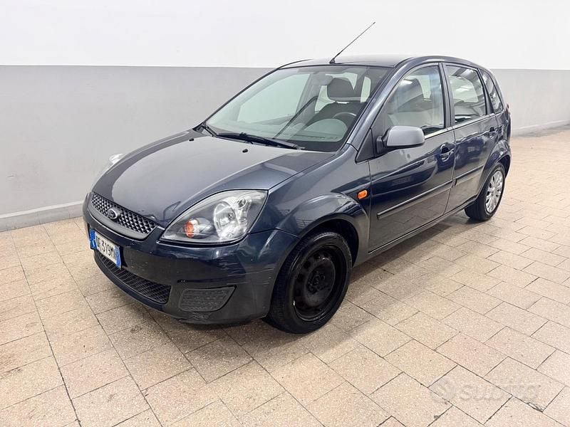 Grigio Usata 2006 Ford Fiesta Ghia Tre volumi | 999 € (Super prezzo) - Immagine 1/4