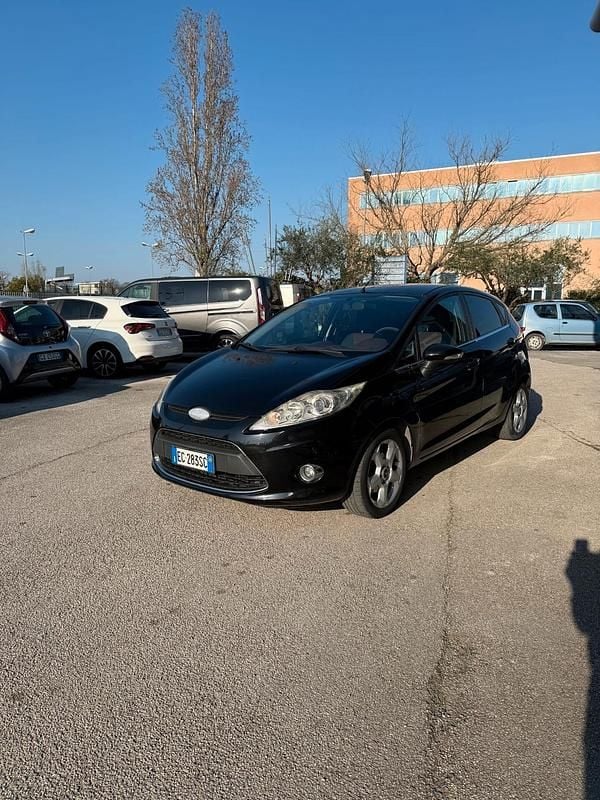 Usata Ford Fiesta Titanium 92 CV (67 kW) 2010 Nero Utilitaria