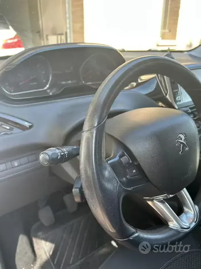 Usata Peugeot 208 Active 68 CV (50 kW) 2015 Bianco Utilitaria