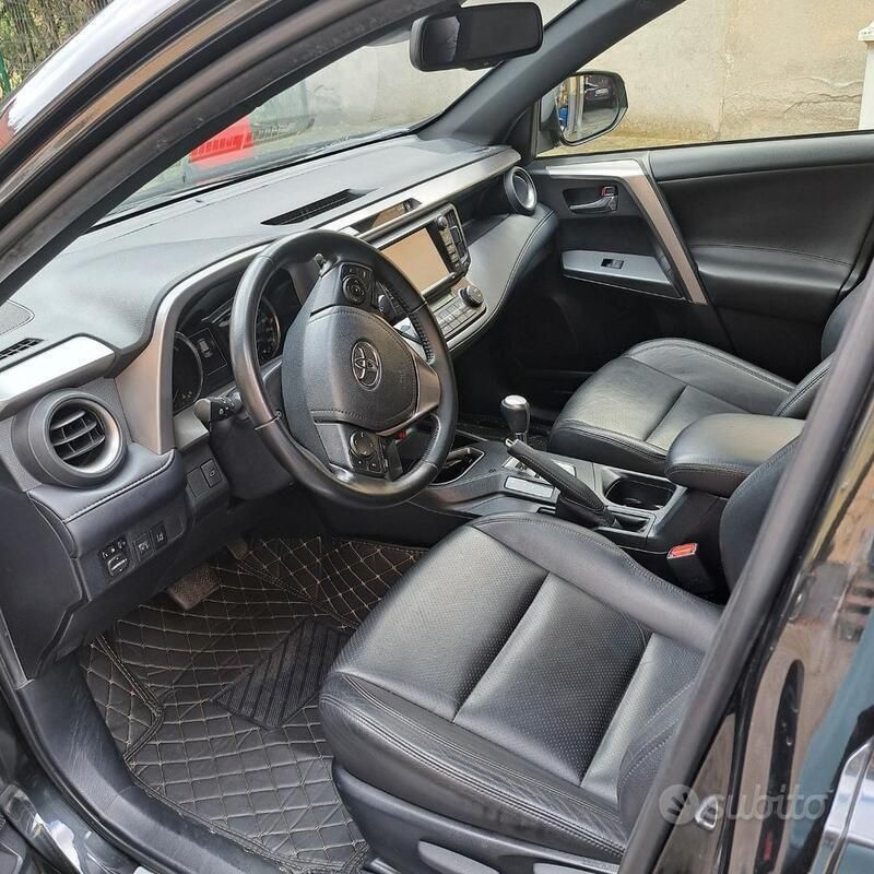 Nero Usata 2018 Toyota RAV4 Hybrid SUV | 17.000 € (Buon prezzo) - Immagine 1/4