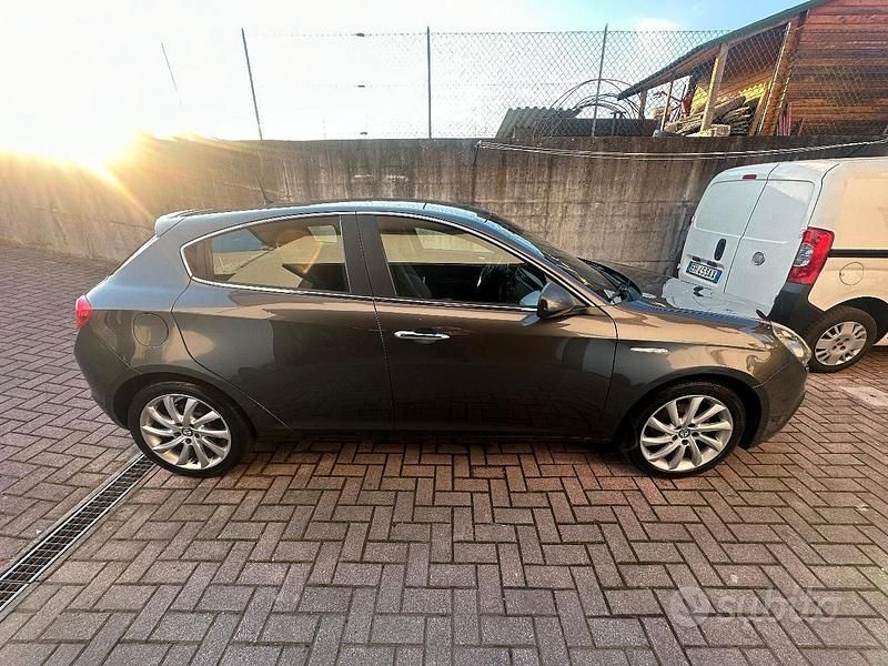 Usata Alfa Romeo Giulietta Distinctive 105 CV (77 kW) 2015 Grigio Utilitaria