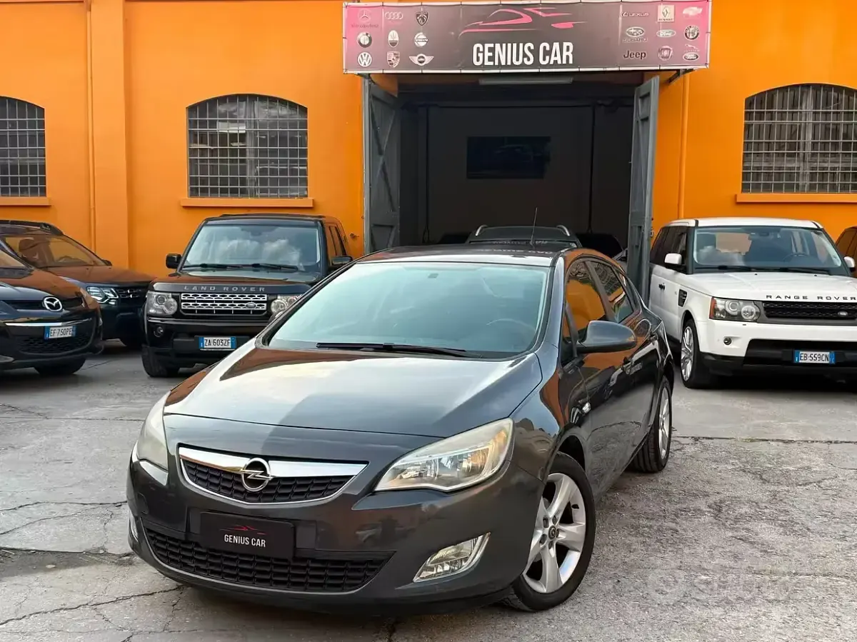 Usata Opel Astra Cosmo 140 CV (102 kW) 2012 Grigio Berlina