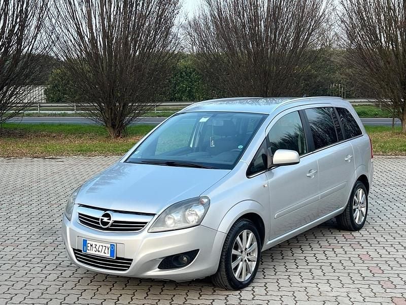 Usata Opel Zafira 150 CV (110 kW) 2012 Argento Monovolume