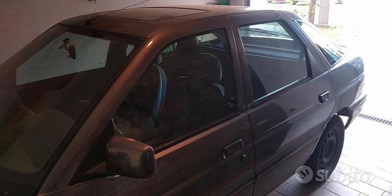 Usata Ford Escort Ghia 88 CV (64 kW) 1992 Grigio Berlina