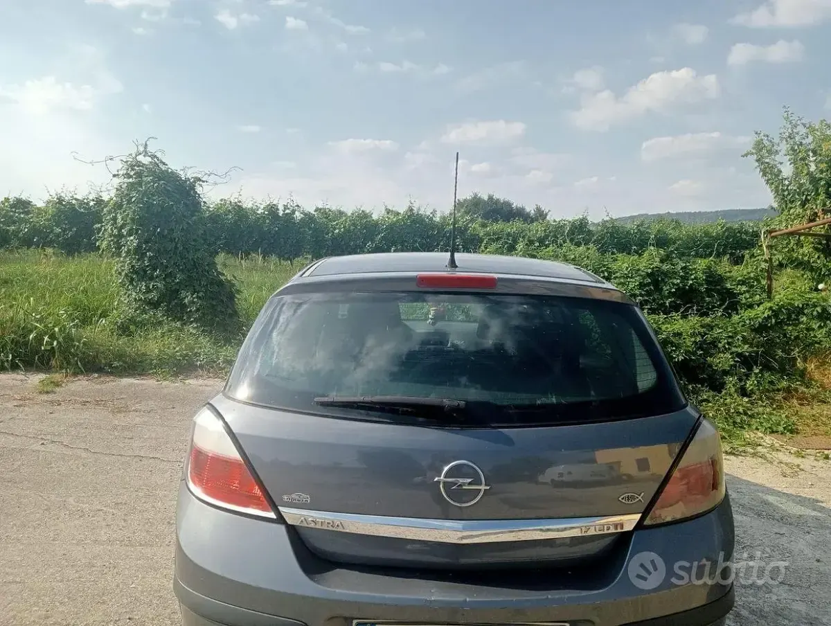 Usata Opel Astra Enjoy 101 CV (74 kW) 2006 Grigio Berlina