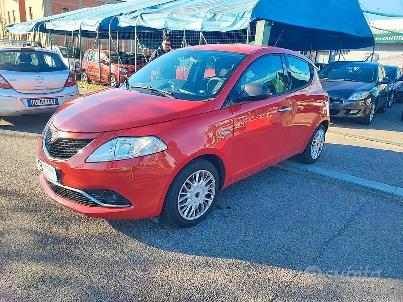 Usata Lancia Ypsilon Gold 69 CV (50 kW) 2015 Rosso Utilitaria