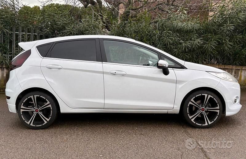 Usata Ford Fiesta Titanium 95 CV (69 kW) 2010 Bianco Utilitaria