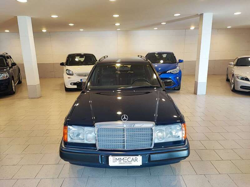 Blu Usata 1992 Mercedes E200 Station wagon | 12.500 € - Immagine 1/4