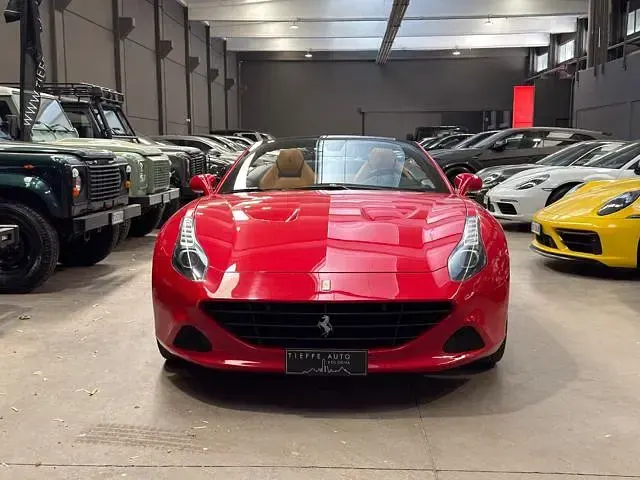 Usata Ferrari California 560 CV (411 kW) 2016 Rosso metallizzato Cabrio