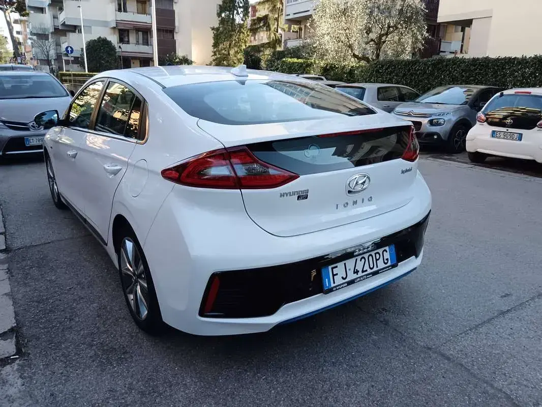 Usata Hyundai Ioniq Comfort 105 CV (77 kW) 2017 Bianco Utilitaria