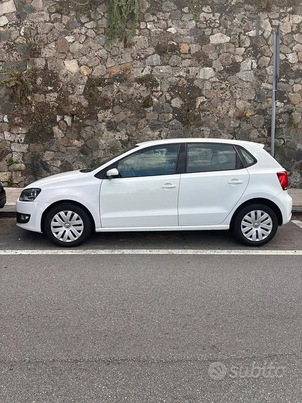 Bianco Usata 2013 VW Polo Comfortline Tre volumi | 8500 € (Buon prezzo) - Immagine 1/4