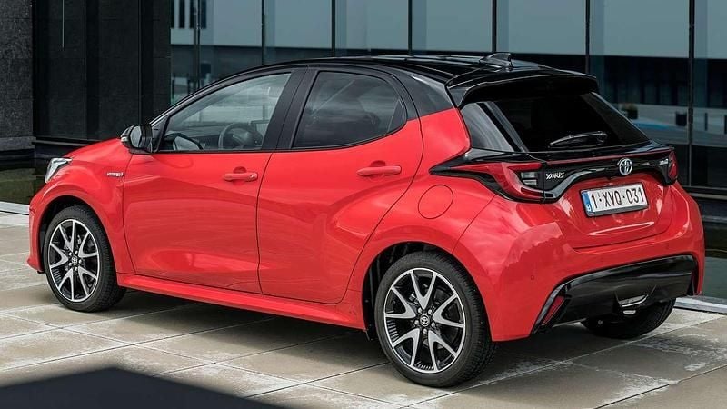 Usata 2020 Toyota Yaris Hybrid Tre volumi | 15.500 € (Buon prezzo) - Immagine 1/4