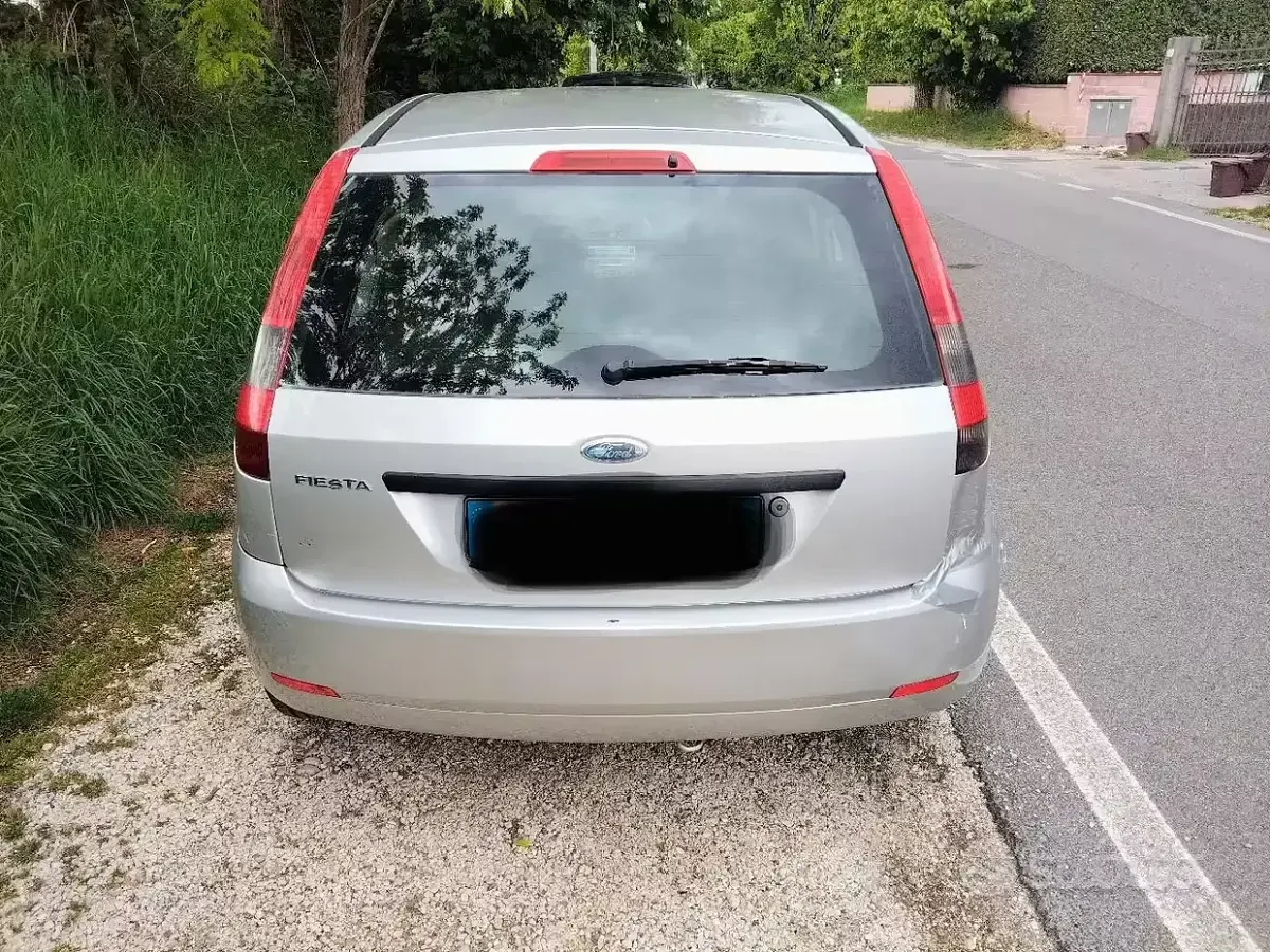 Usata Ford Fiesta 75 CV (55 kW) 2005 Grigio Utilitaria