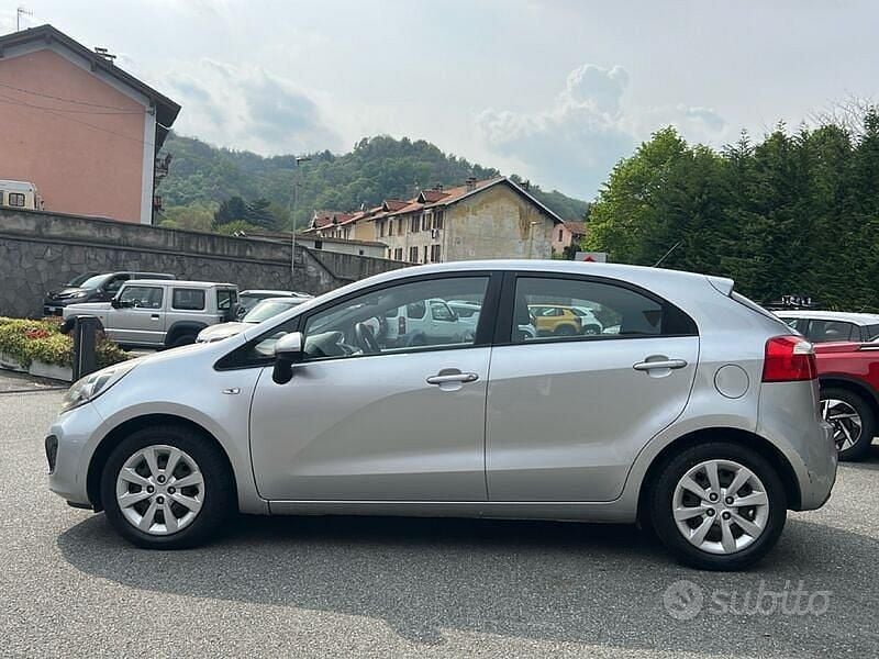 Usata Kia Rio EX 75 CV (55 kW) 2012 Grigio Berlina