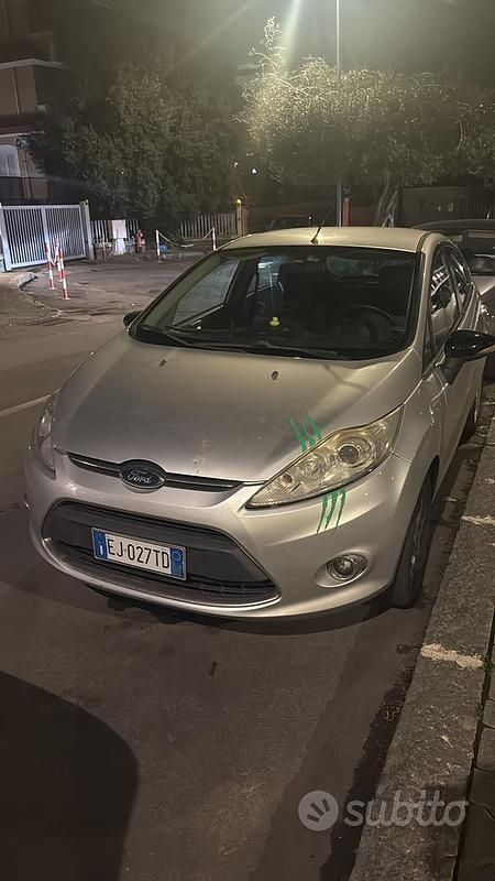 Usata Ford Fiesta 95 CV (69 kW) 2011 Grigio Berlina