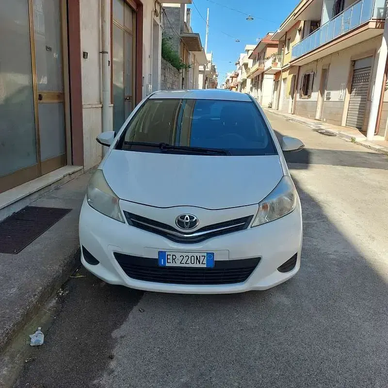 Usata Toyota Yaris Lounge 90 CV (66 kW) 2013 Bianco Utilitaria