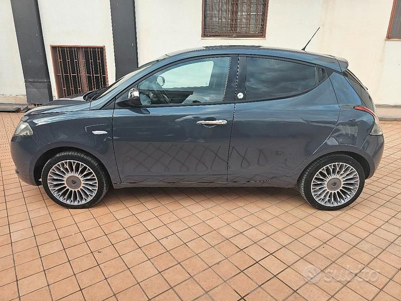 Usata Lancia Ypsilon 69 CV (50 kW) 2017 Grigio Utilitaria