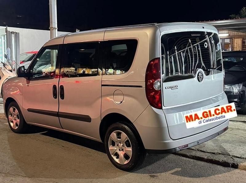 Usata Opel Combo 105 CV (77 kW) 2012 Argento Monovolume