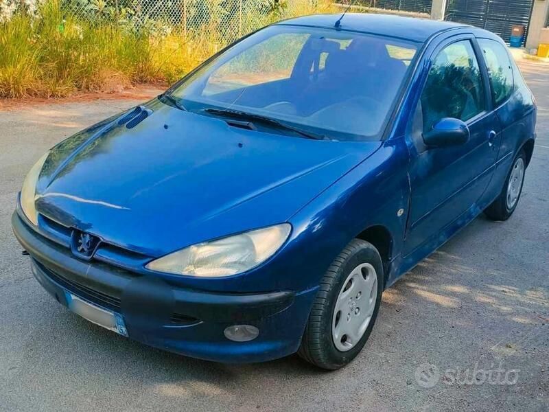 Usata 2003 Peugeot 206 Tre volumi | 2500 € (Buon prezzo) - Immagine 1/4