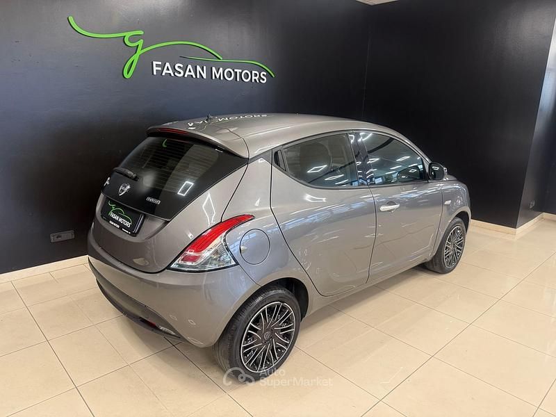 Usata Lancia Ypsilon Silver 69 CV (50 kW) 2022 Grigio pietra metallizzato Utilitaria