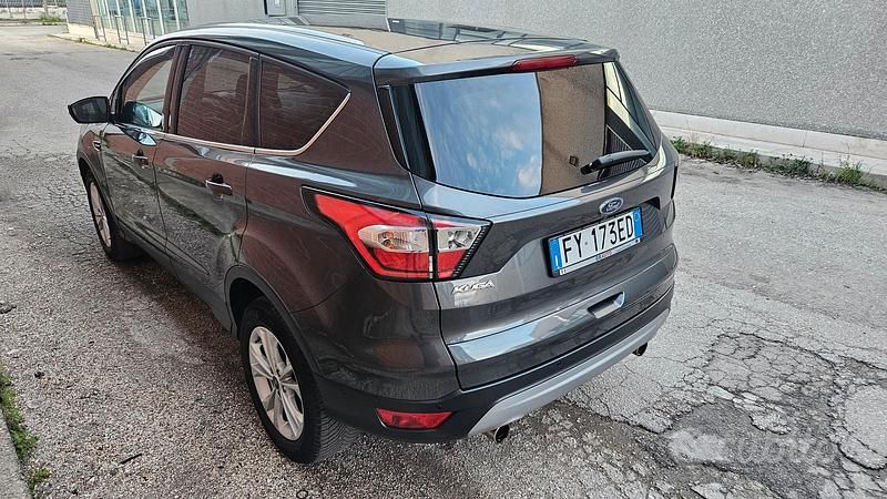 Usata Ford Kuga 120 CV (88 kW) 2019 Grigio SUV