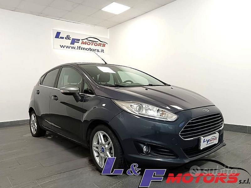 Usata Ford Fiesta Titanium 75 CV (55 kW) 2015 Grigio Berlina