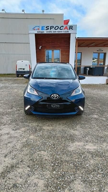 Grigio Usata 2015 Toyota Aygo X-wave Due volumi | 6900 € (Ottimo prezzo) - Immagine 1/4