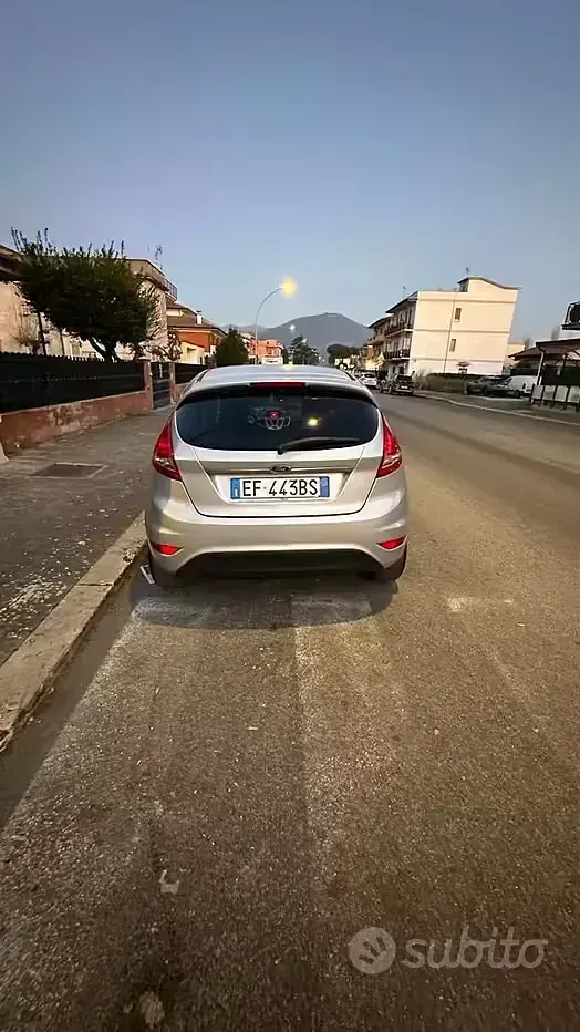 Usata Ford Fiesta 70 CV (51 kW) 2011 Grigio Berlina