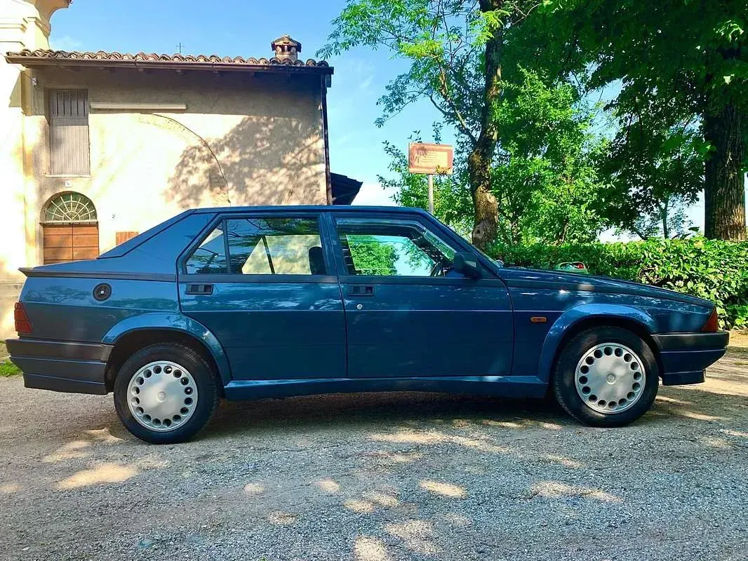 Usata Alfa Romeo 75 145 CV (106 kW) 1990 Blu/azzurro Berlina