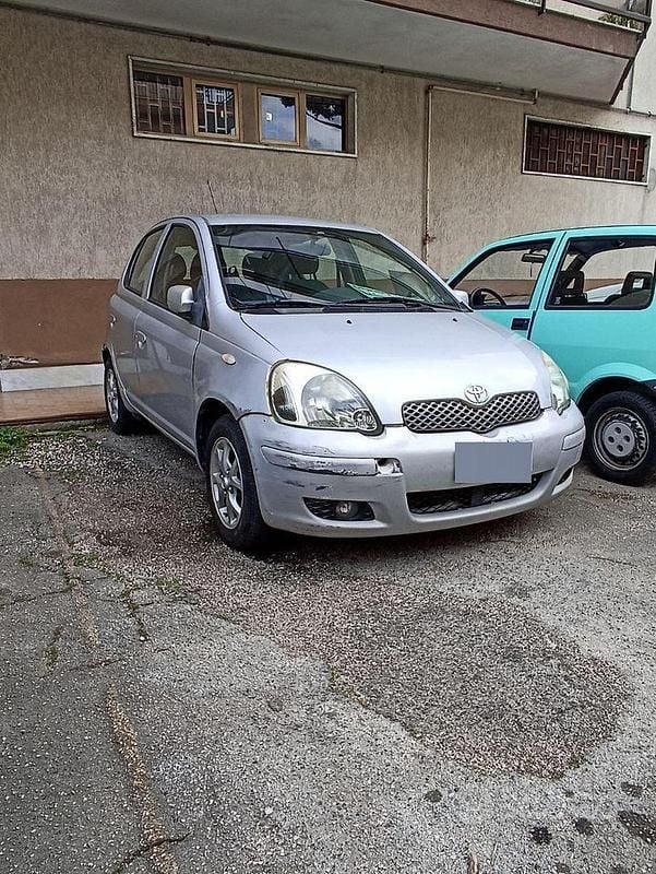 Usata Toyota Yaris 75 CV (55 kW) 2004 Grigio Berlina