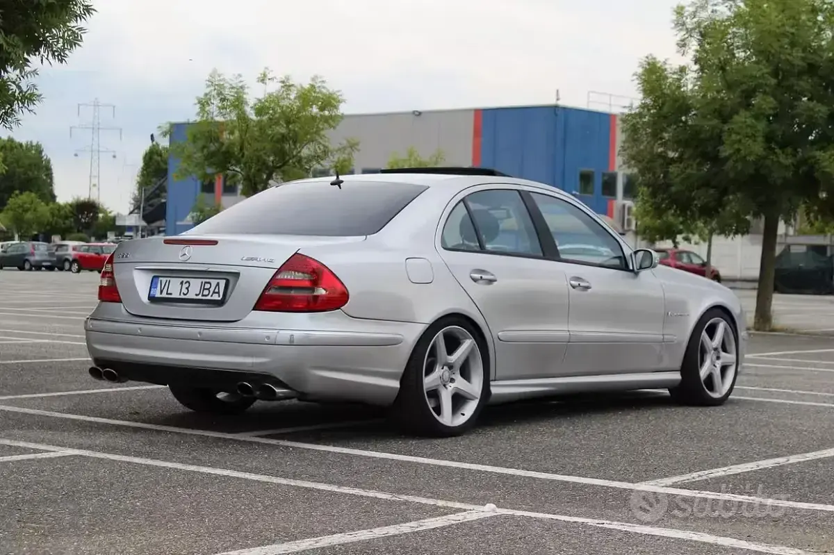 Usata Mercedes E55 AMG AMG 476 CV (350 kW) 2002 Grigio Berlina