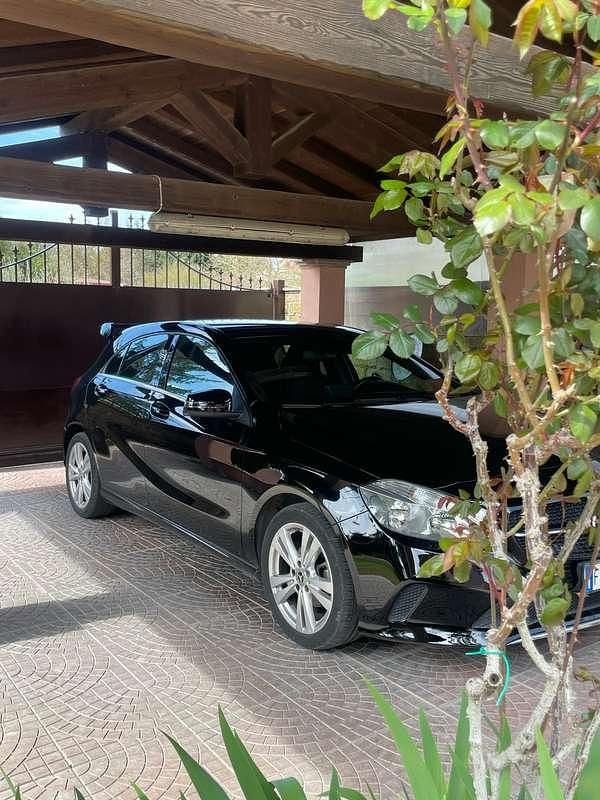 Usata Mercedes A180 109 CV (80 kW) 2017 Nero Utilitaria