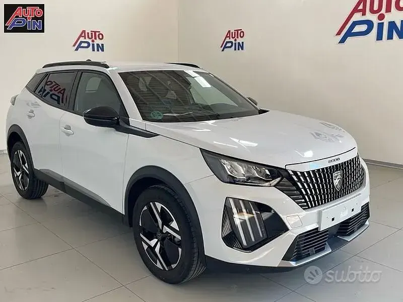 Usata Peugeot 2008 Allure 102 CV (75 kW) 2025 Bianco SUV