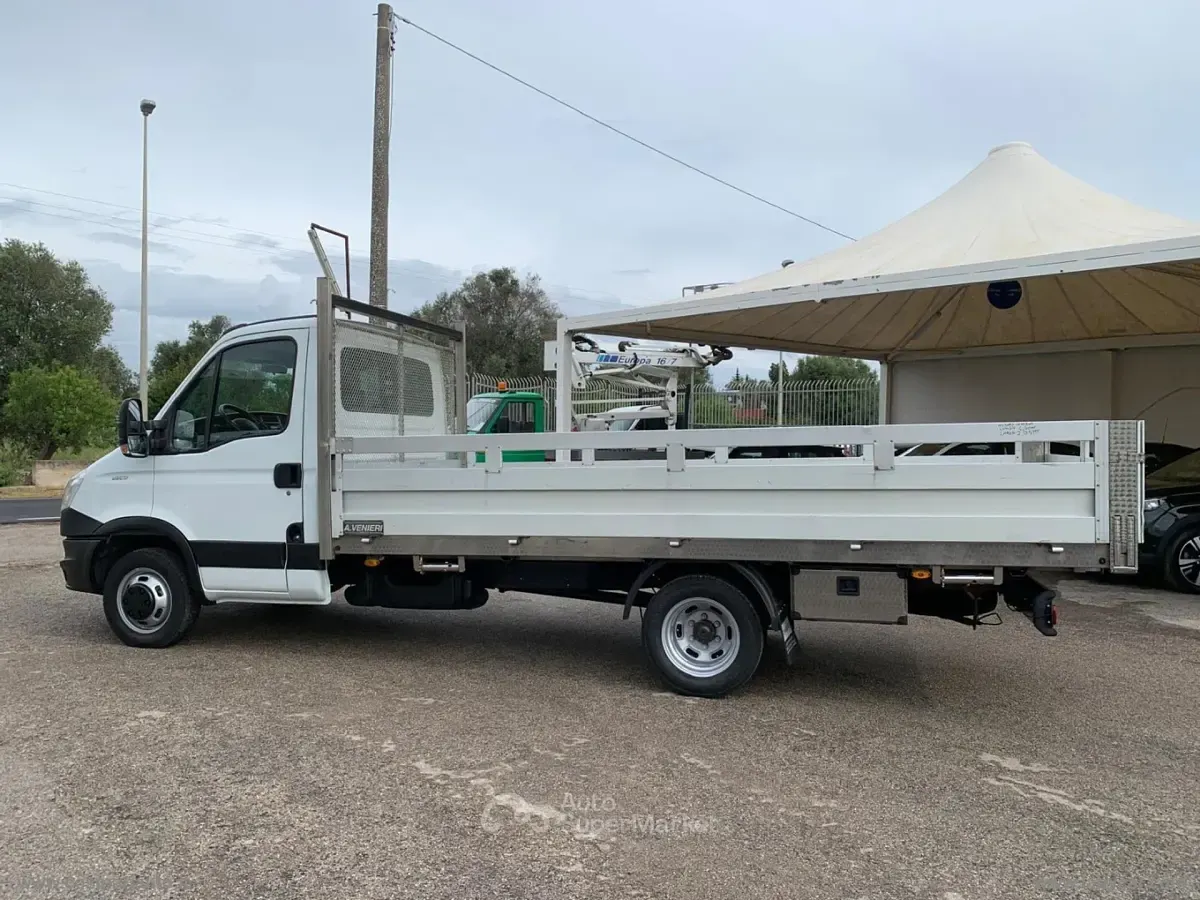 Usado Iveco Daily 170 CV (125 kW) 2012 Blanco Van