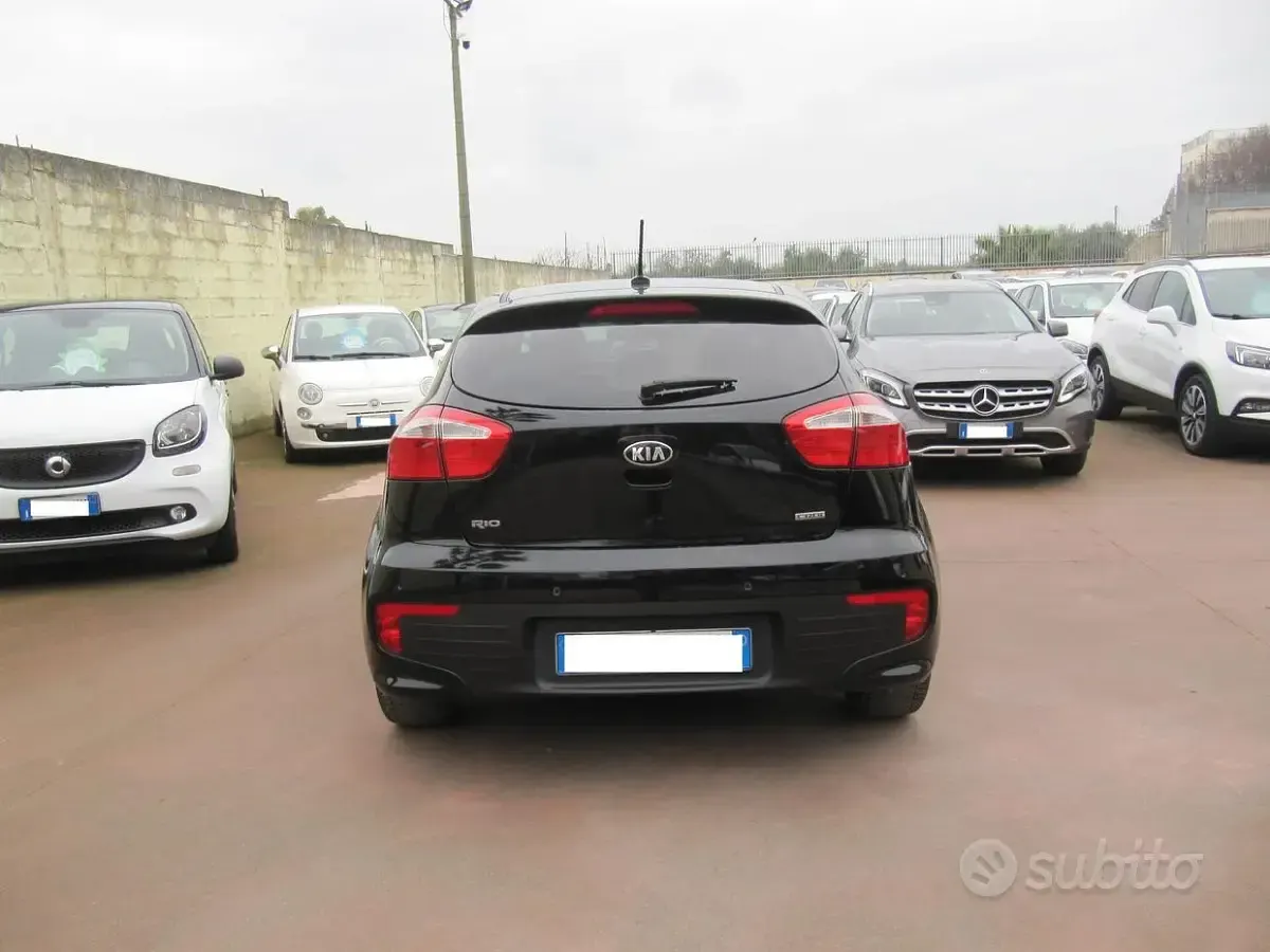 Usata Kia Rio Active 75 CV (55 kW) 2015 Nero Berlina
