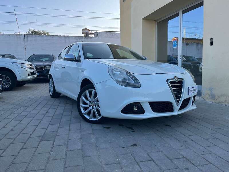 Bianco Usata 2011 Alfa Romeo Giulietta Distinctive Due volumi | 3500 € (Cara) - Immagine 1/4