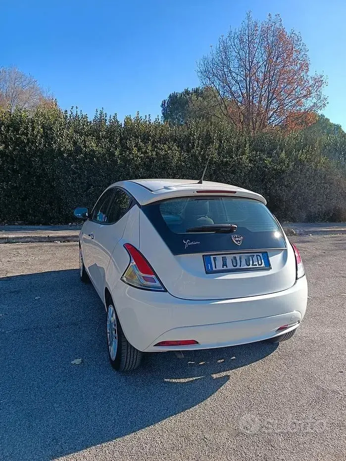 Usata Lancia Ypsilon 69 CV (50 kW) 2016 Bianco Utilitaria