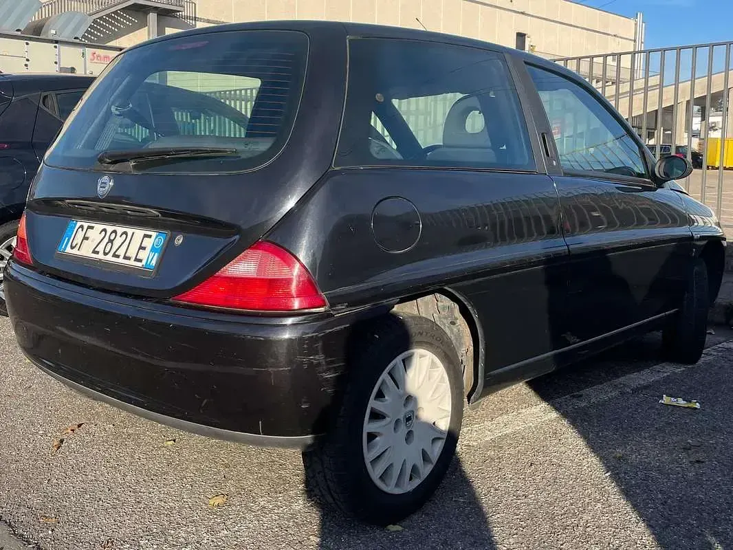 Usata Lancia 2000 60 CV (44 kW) 2003 Nero Berlina