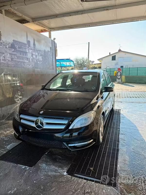 Usata Mercedes B180 116 CV (85 kW) 2012 Nero Monovolume
