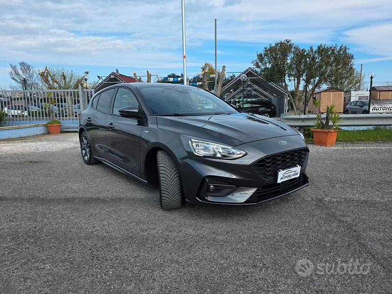 Usata Ford Focus ST 120 CV (88 kW) 2022 Grigio Berlina