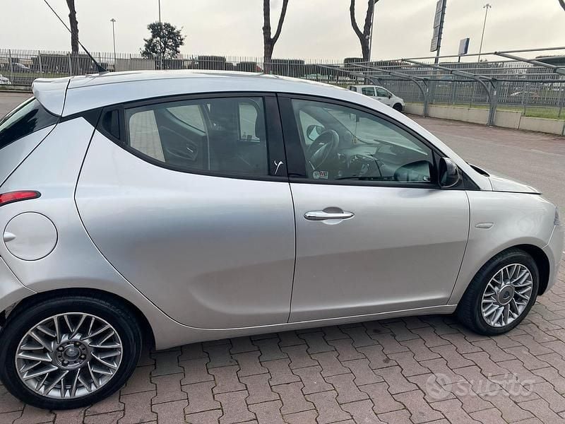 Usata Lancia Ypsilon 60 CV (44 kW) 2011 Grigio Utilitaria