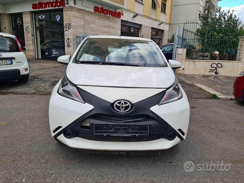 Second-hand Toyota Aygo 69 CP (50 kW) 2017 Alb Hatchback