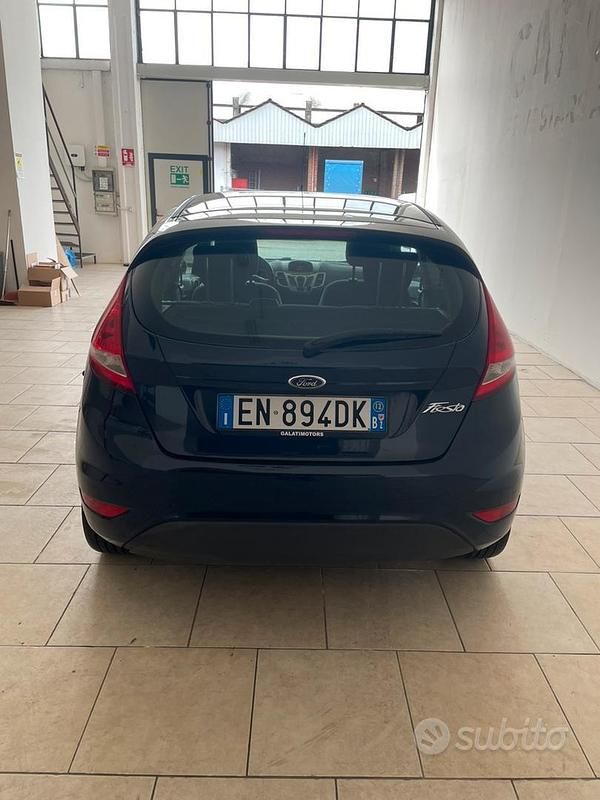 Usata Ford Fiesta 75 CV (55 kW) 2012 Blu Utilitaria