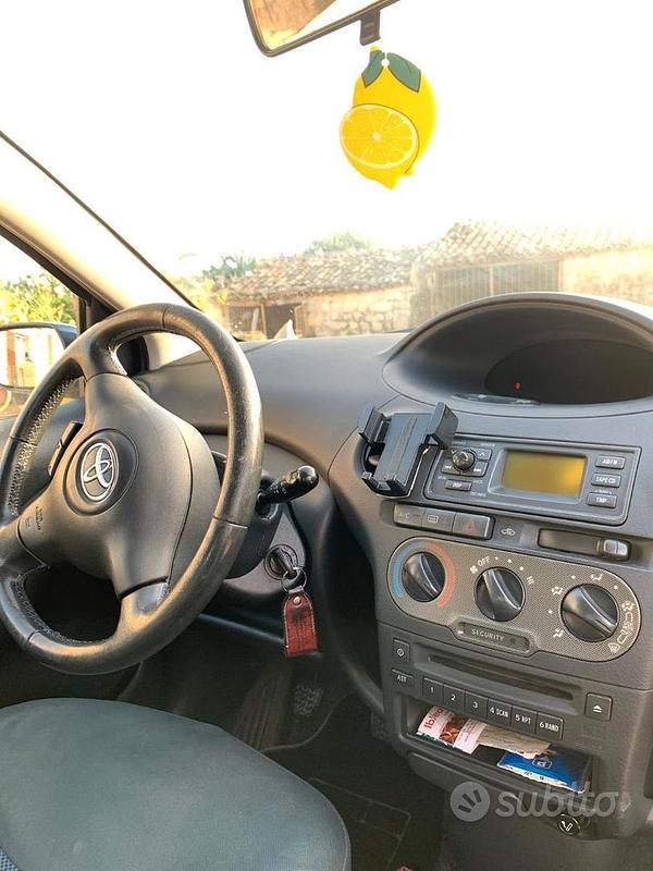 Usata Toyota Yaris 65 CV (47 kW) 2005 Blu Berlina