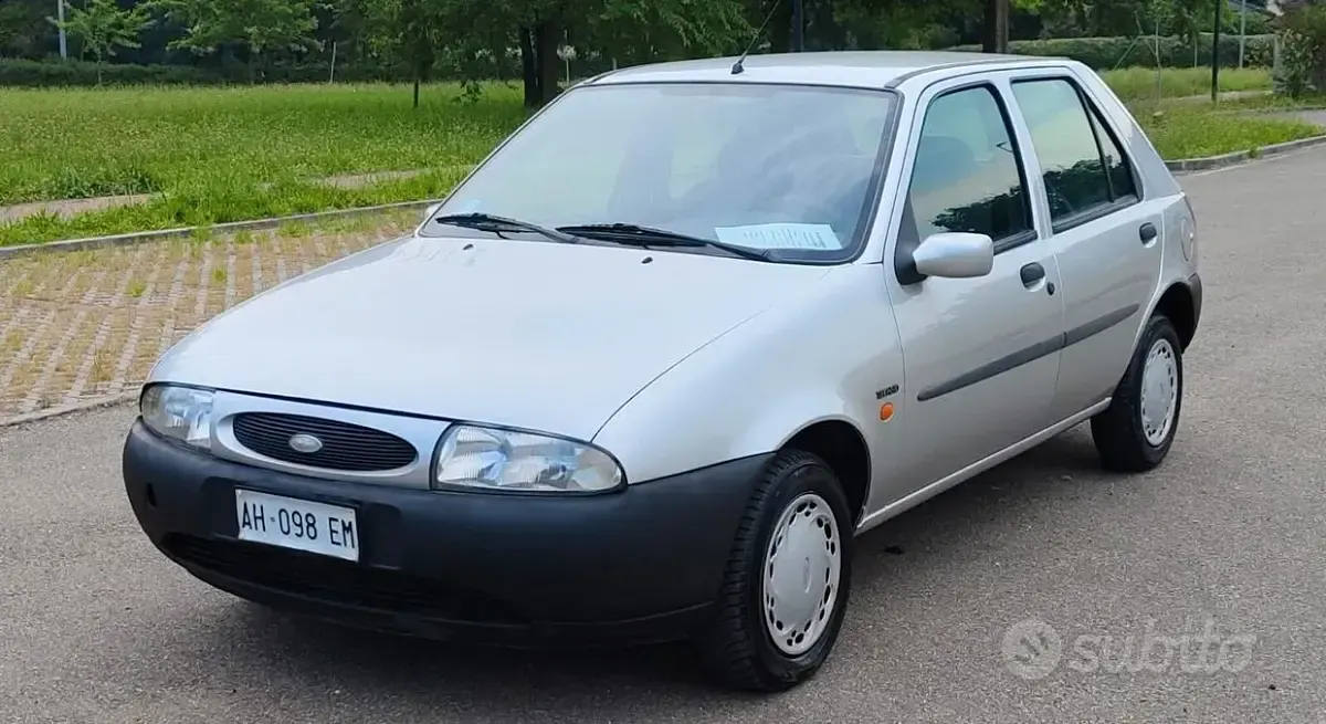 Usata Ford Fiesta Ghia 75 CV (55 kW) 1996 Grigio Utilitaria